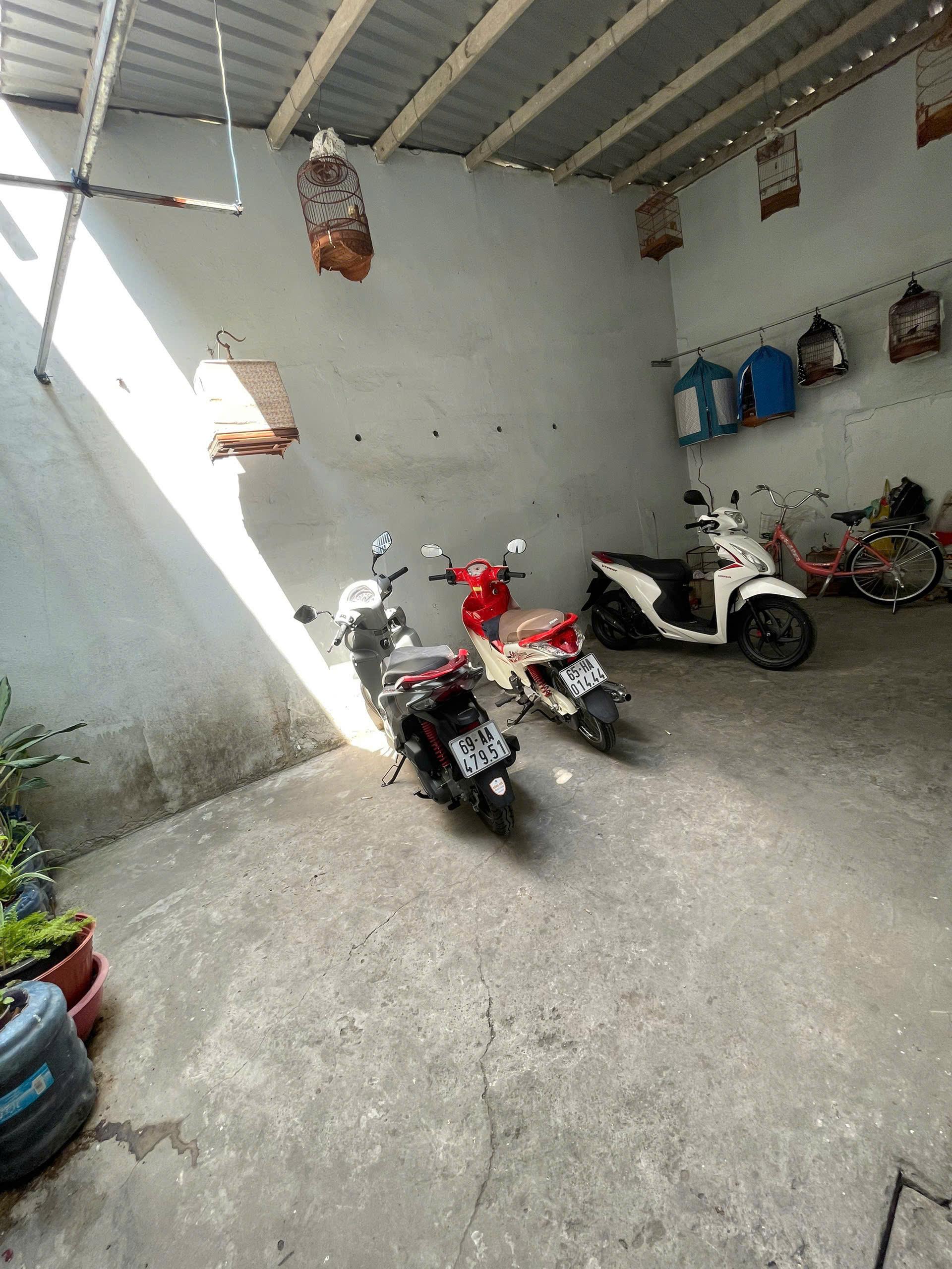 TRỌ CHỊ LIÊN QUẢN TRỌNG HOÀNG